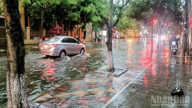 Mưa lớn làm nhiều tuyến phố tại phường Trần Hưng Đạo, phường Trà Lý (tỉnh Hưng Yên) ngập nặng.