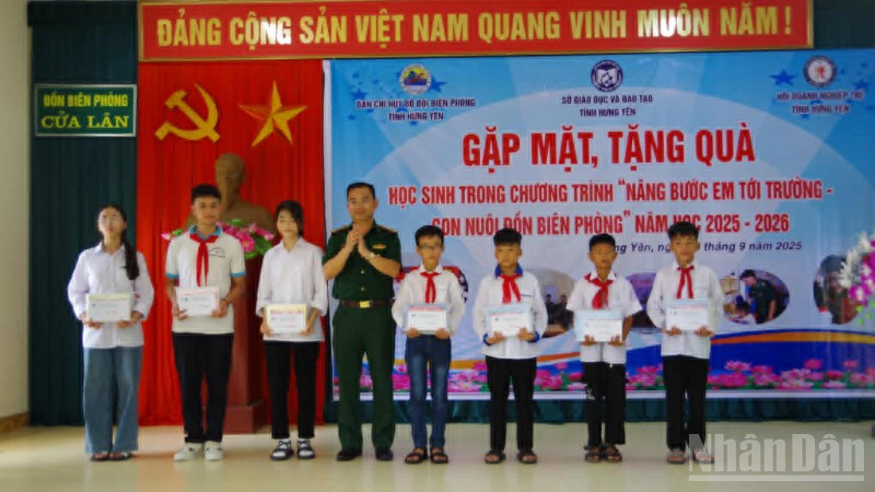 Lãnh đạo Bộ đội Biên phòng tỉnh Hưng Yên trao quà đầu năm học mới cho học sinh vùng biên giới biển tỉnh Hưng Yên.