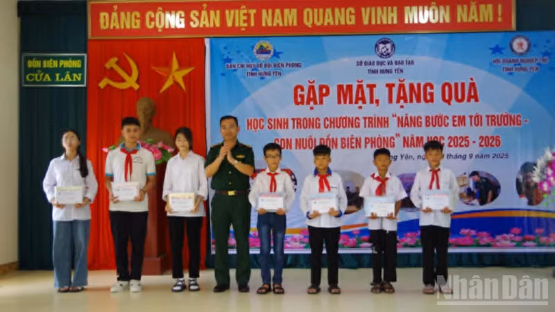 Lãnh đạo Bộ đội Biên phòng tỉnh Hưng Yên trao quà đầu năm học mới cho học sinh vùng biên giới biển tỉnh Hưng Yên.