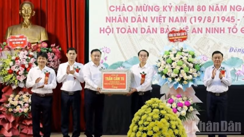 Thường trực Ban Bí thư Trần Cẩm Tú tặng hoa, tặng quà Đảng bộ, chính quyền xã Đông Hưng (tỉnh Hưng Yên).