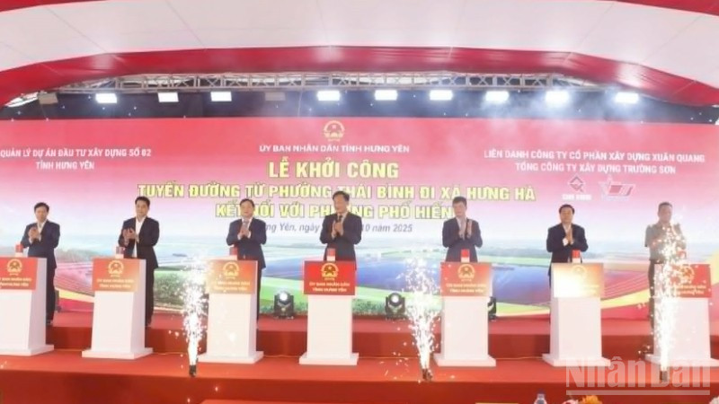 Các đại biểu thực hiện nghi thức khởi công dự án.