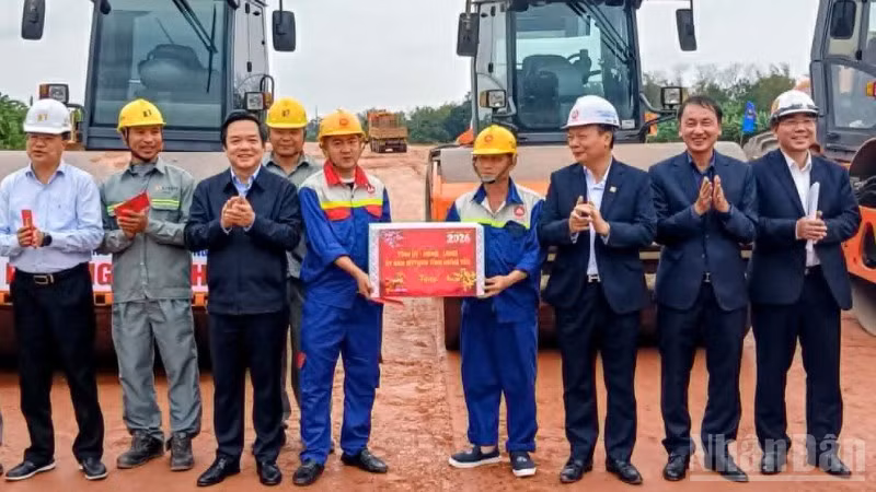 Lãnh đạo tỉnh Hưng Yên thăm, động viên người lao động đang thi công tuyến đường kết nối di sản văn hóa du lịch và phát triển kinh tế dọc sông Hồng.