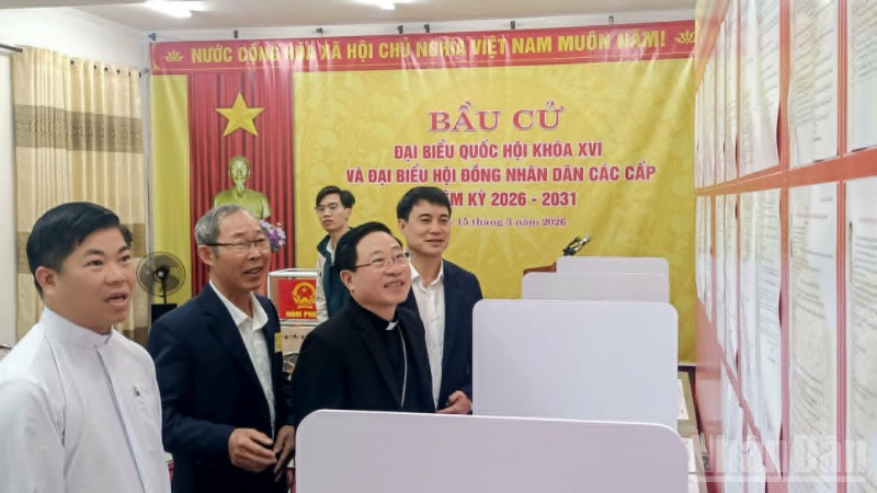 Giám mục Đặng Văn Cầu (thứ 3 từ trái sang) cùng chính quyền địa phương xem tiểu sử tóm tắt người ứng cử đại biểu Quốc hội; đại biểu Hội đồng nhân dân tỉnh Hưng Yên và đại biểu Hội đồng nhân dân phường Thái Bình.