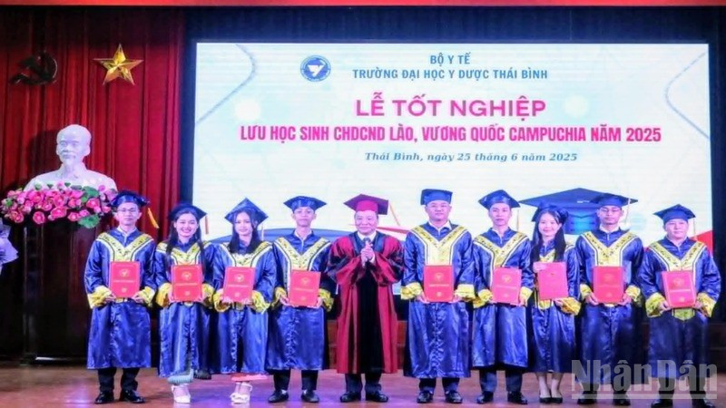 Trao bằng tốt nghiệp cho các lưu học sinh.