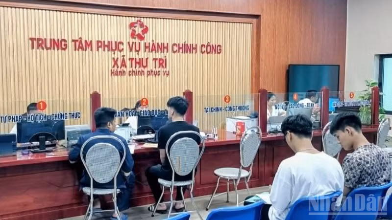 Người dân đến giao dịch tại Trung tâm phục vụ hành chính công xã Thư Trì (tỉnh Hưng Yên).