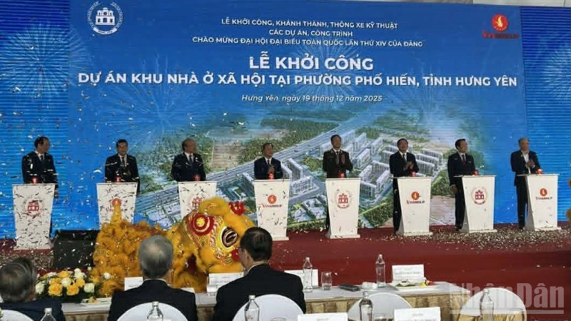 Các đại biểu thực hiên nghi thức khởi công dự án nhà ở xã hội tại phường Phố Hiến (Hưng Yên).