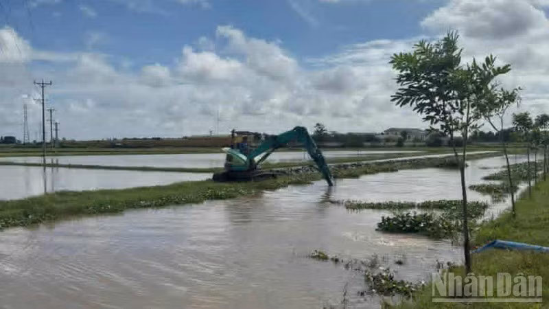 Hưng Yên đang tập trung khơi thông dòng chảy trên các tuyến kênh mương để tiêu thoát nước nhanh trong nội đồng.