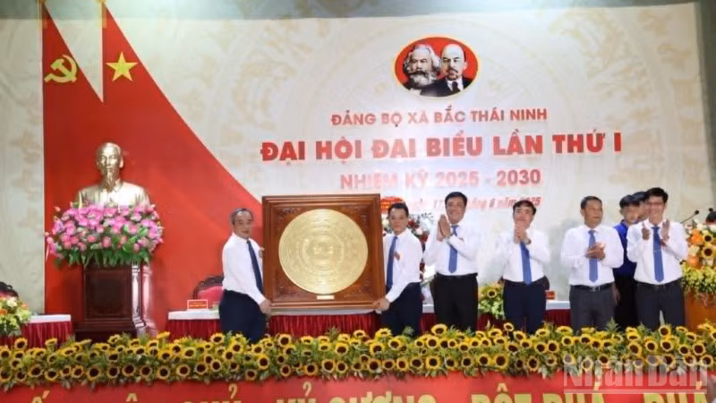 Đồng chí Lê Khánh Hải, Chủ nhiệm Văn phòng Chủ tịch nước tặng lẵng hoa chúc mừng Đại hội đại biểu đảng bộ xã Bắc Thái Ninh.