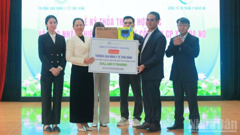 Trường cao đẳng y tế Thái Bình (tỉnh Hưng Yên) tiếp nhận thiết bị cấp cứu ngoại viện tiên tiến, hỗ trợ tối ưu trong công tác giảng dạy, thực hành.