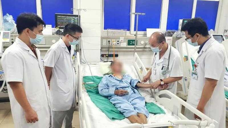 Phó Giáo sư, Tiến sĩ Đỗ Duy Cường cùng các bác sĩ Bệnh viện Bạch Mai hội chẩn ca bệnh 63 tuổi đến từ xã Quỳnh An, tỉnh Hưng Yên. (Ảnh: NGUYÊN HÀ)