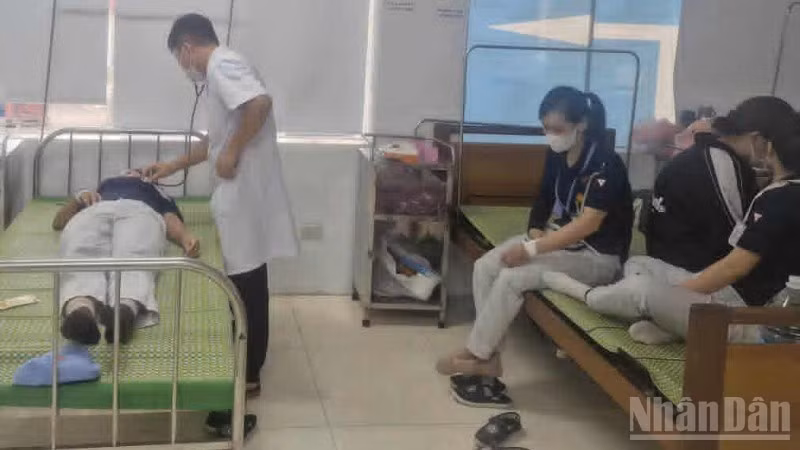 Bác sĩ Bệnh viện đa khoa Tiền Hải (tỉnh Hưng Yên) thăm khám cho nữ công nhân Công ty Toyoda (Nhật Bản) sau khi dùng bữa trưa tại nhà máy, ngày 7/8/2025.