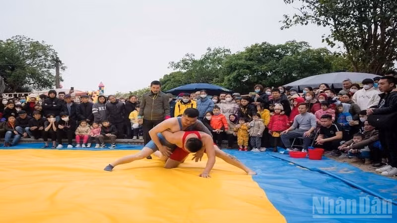 Di sản văn hóa phi vật thể quốc gia Lễ hội truyền thống hội Lạng (xã Thư Trì, tỉnh Hưng Yên) còn bảo lưu môn đấu vật cổ truyền.