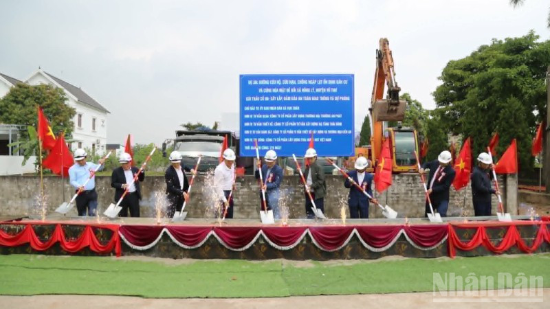 Các đại biểu thực hiện nghi thức khởi công dự án.