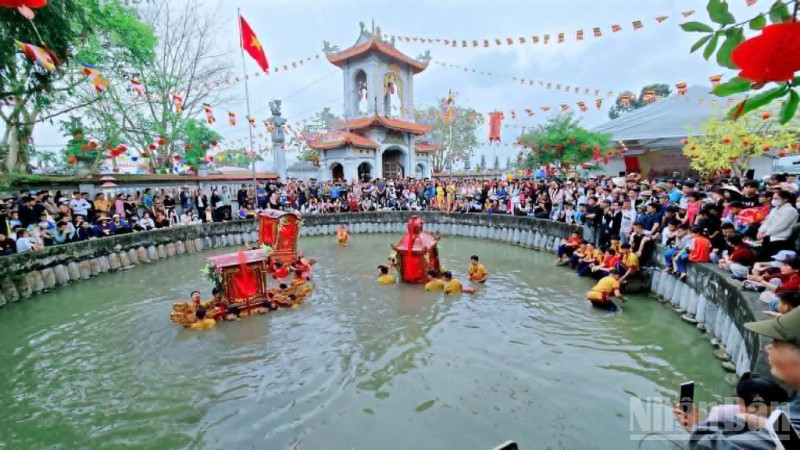 Màn rước kiệu dưới nước được diễn ra vào ngày mồng 9 tháng Giêng hằng năm tại lễ hội đền, chùa Phượng Vũ (xã Vũ Thư, tỉnh Hưng Yên).