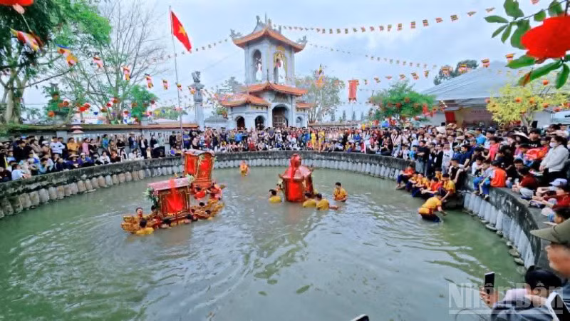 Màn rước kiệu dưới nước được diễn ra vào ngày mồng 9 tháng Giêng hằng năm tại lễ hội đền, chùa Phượng Vũ (xã Vũ Thư, tỉnh Hưng Yên).