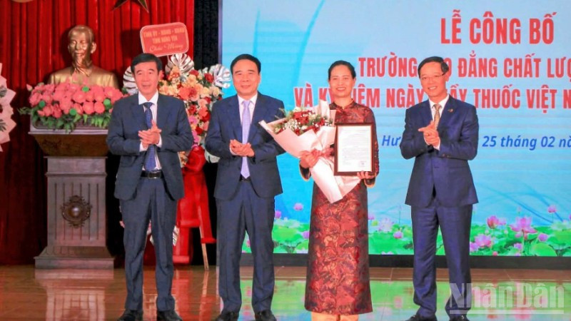 Đại diện Bộ Y tế trao Quyết định công nhận Trường cao đẳng Y tế Thái Bình đạt chất lượng cao.