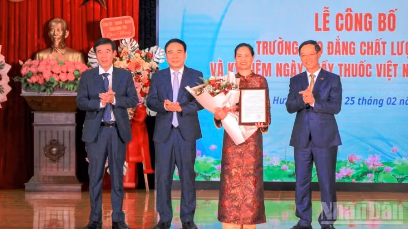 Đại diện Bộ Y tế trao Quyết định công nhận Trường cao đẳng Y tế Thái Bình đạt chất lượng cao.