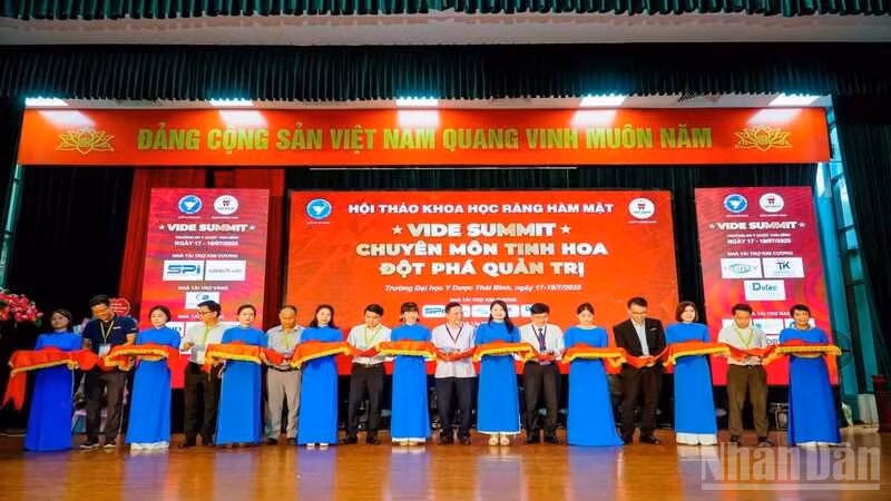 Các đại biểu cắt băng khai mạc hội thảo khoa học chuyên ngành răng hàm mặt.