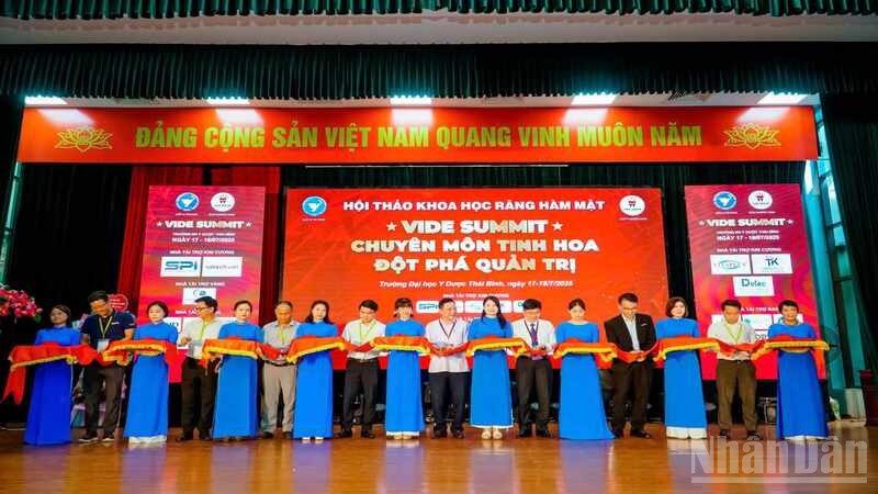 Các đại biểu cắt băng khai mạc hội thảo khoa học chuyên ngành răng hàm mặt.