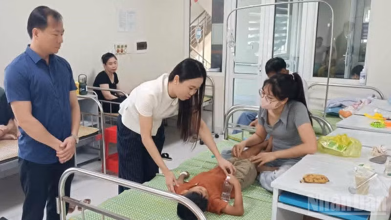 Lãnh đạo Sở Giáo dục và Đào tạo tỉnh Hưng Yên thăm hỏi, động viên các trường hợp nhập viện điều trị.