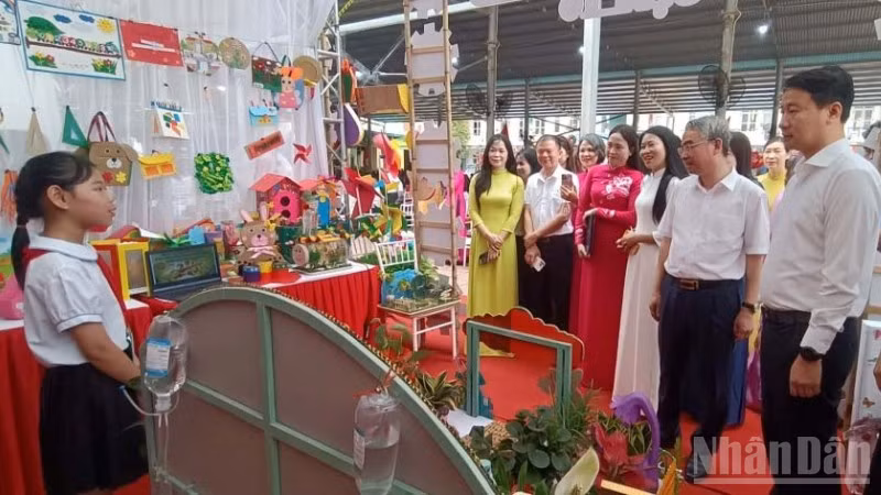 Các thầy cô nghe học sinh Cụm thi đua số 10 thuyết trình về mô hình giáo dục STEM.