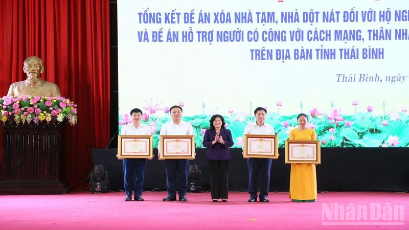 Đồng chí Nguyễn Thị Hà, Thứ trưởng Bộ Nội vụ tặng bằng khen của Thủ tướng Chính phủ cho các tập thể, cá nhân có thành tích xuất sắc trong thực hiện phong trào “Chung tay xóa nhà tạm, nhà dột nát”.