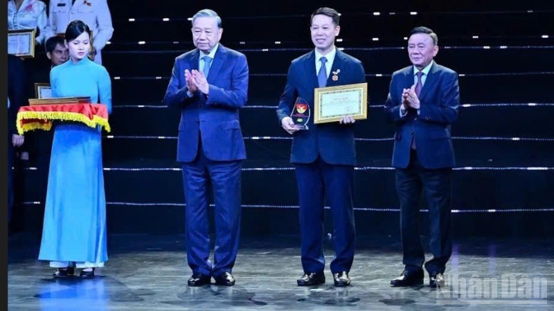 Tổng Bí thư Tô Lâm và đồng chí Trần Cẩm Tú, Ủy viên Bộ Chính trị, Thường trực Ban Bí thư trao Giấy chứng nhận và biểu trưng tặng Công ty cổ phần Green i-Park.