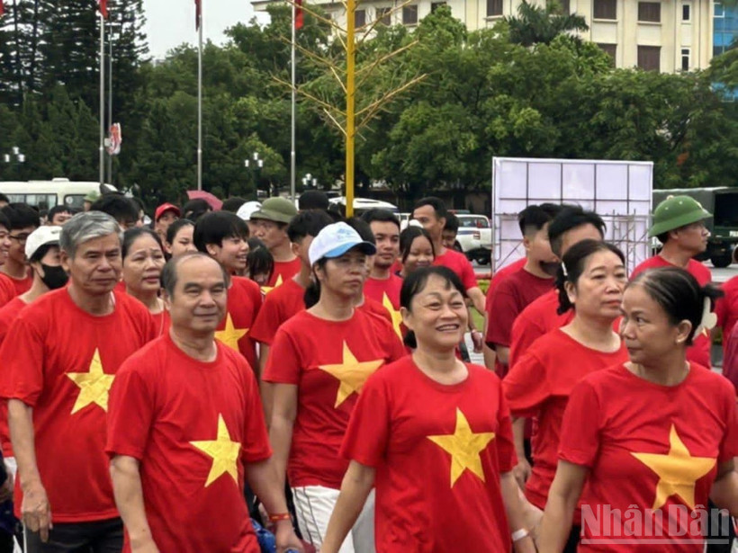 Hoạt động đi bộ được tổ chức quy mô cấp tỉnh tại Quảng trường Nguyễn Văn Linh (phường Phố Hiến, tỉnh Hưng Yên).