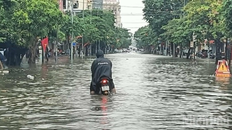 Nhiều tuyến đường ở Hưng Yên mênh mông nước.