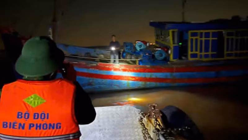Cán bộ, chiến sĩ đồn biên phòng Cảng cửa khẩu Diêm Điền tiếp cận phương tiện bị sự cố phá nước khi di chuyển trên biển. (Ảnh: Bộ đội biên phòng cung cấp)