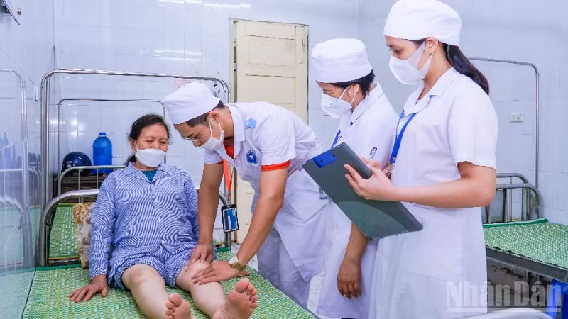 Sinh viên học thực hành tại Bệnh viện Đại học Y Thái Bình.