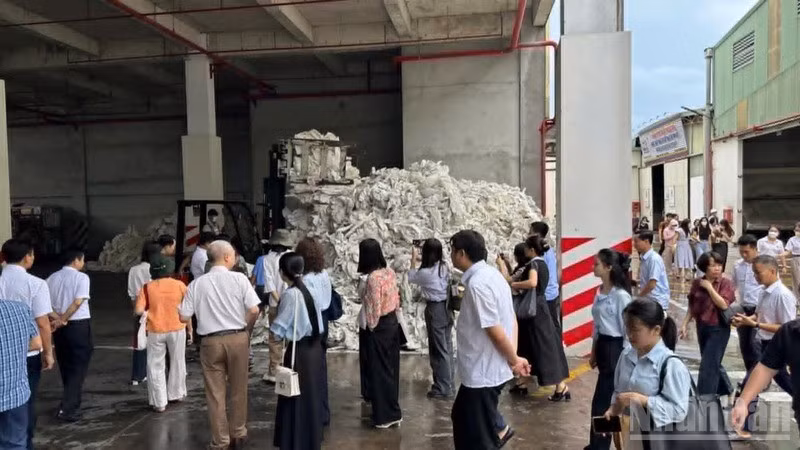 Các đại biểu tham quan dây chuyền tái chế nhựa PP để sản xuất hạt nhựa tái sinh và bao bì PP của Công ty Thuận Đức (tỉnh Hưng Yên).