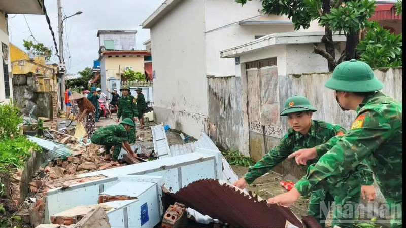 Lực lượng Bộ đội Biên phòng có mặt kịp thời tại hiện trường xử lý, thu gom nhiều công trình, vật dụng bị hư hỏng do lốc xoáy gây ra.