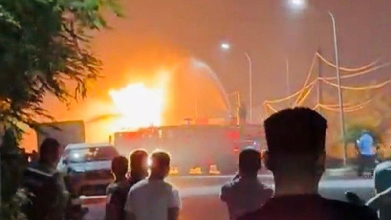 Đám cháy sáng rực một góc trời. (Ảnh người dân cung cấp)