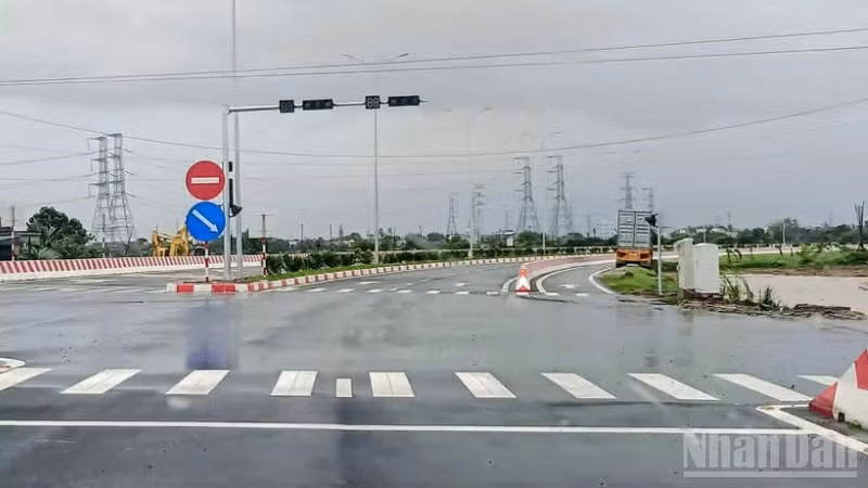 Đơn vị thi công đã xây dựng nút giao có đèn tín hiệu tại khu vực xã Tân Thuận (tỉnh Hưng Yên) theo đề nghị, nguyện vọng của nhân dân.