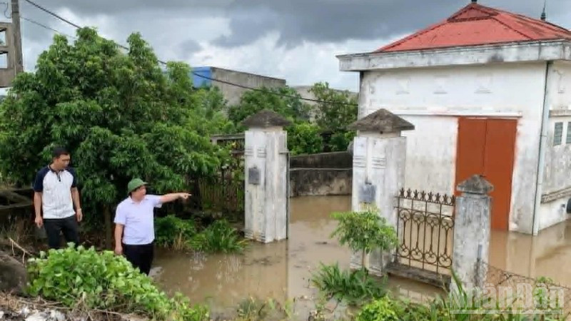 Lãnh đạo xã Tân Thuận (tỉnh Hưng Yên) kiểm tra lũ tại khu vực trạm bơm Bách Thuận, thôn Thượng Xuân.