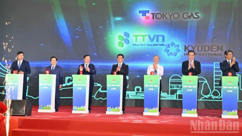 Các đại biểu thực hiện nghi thức khởi công dự án.