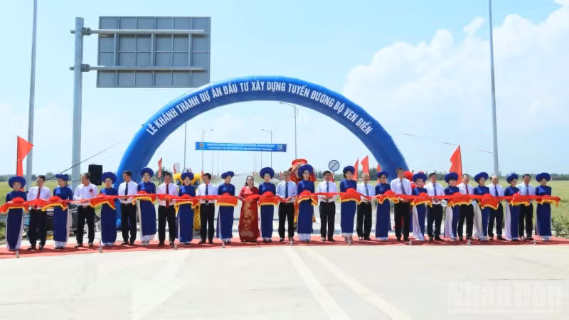 Nghi thức cắt băng khánh thành tuyến đường bộ ven biển tỉnh Hưng Yên.