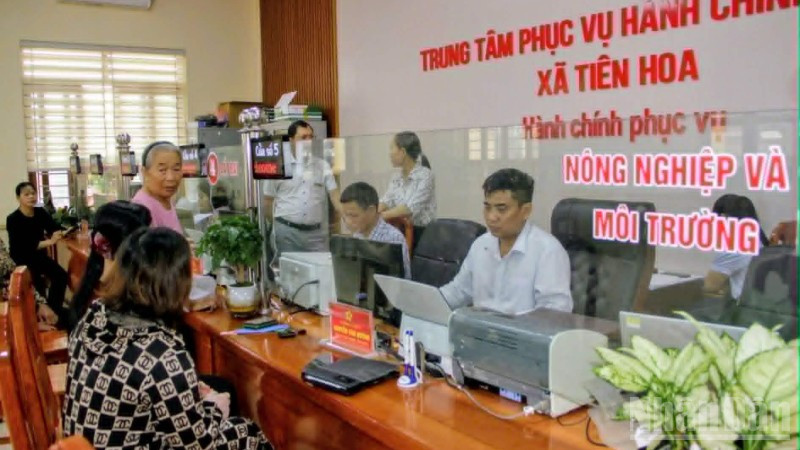 Người dân thực hiện thủ tục hành chính về đất đai tại Ủy ban nhân dân xã Tiên Hoa (tỉnh Hưng Yên).