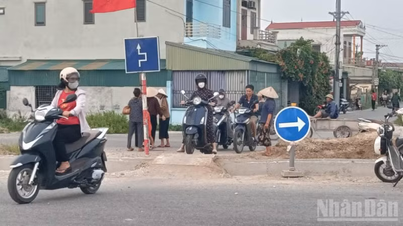 Người dân đi lại khó khăn qua thôn Phú; Lễ Thượng (xã Tân Thuận, tỉnh Hưng Yên) do đường vành đai phía nam cắt ngang đường nội xã, trong thiết kế không bố trí nút giao có đèn tín hiệu.