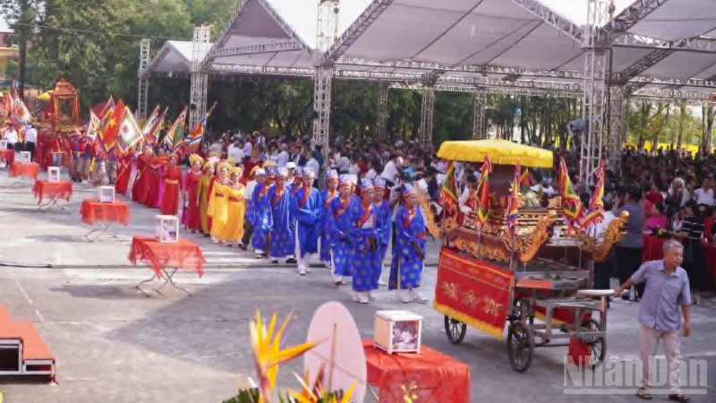 Các đoàn rước kiệu trong Đại lễ kỷ niệm.