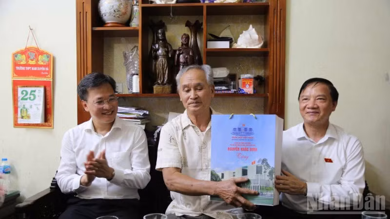 Đồng chí Nguyễn Khắc Định, Phó Chủ tịch Quốc hội (bên phải) tặng quà thương binh Phạm Văn Lương, thôn Minh Hòa, xã Vũ Thư (tỉnh Hưng Yên).