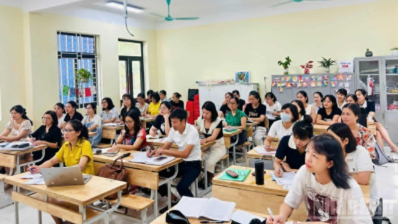 Tập huấn sử dụng AI tại điểm cầu Trường tiểu học Liên Nghĩa (tỉnh Hưng Yên).