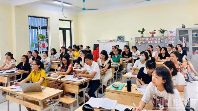 Tập huấn sử dụng AI tại điểm cầu Trường tiểu học Liên Nghĩa (tỉnh Hưng Yên).