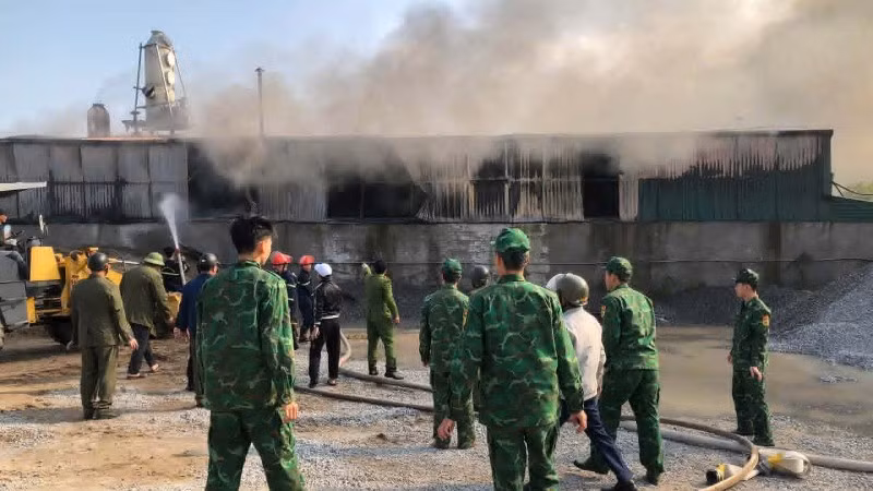 Cán bộ, chiến sĩ Đồn Biên phòng Cửa Lân (tỉnh Hưng Yên) tham gia dập tắt đám cháy. (Ảnh: Bộ đội Biên phòng cung cấp)