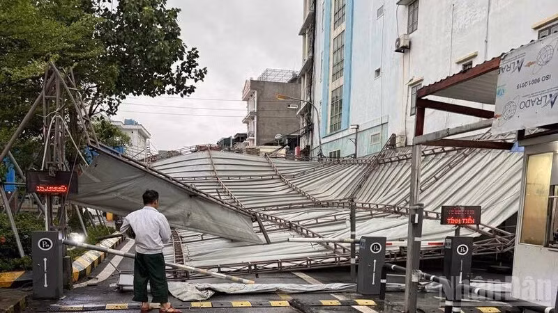 Mái che bằng tôn tại Bệnh viện Phụ sản Thái Bình sập đổ hoàn toàn.