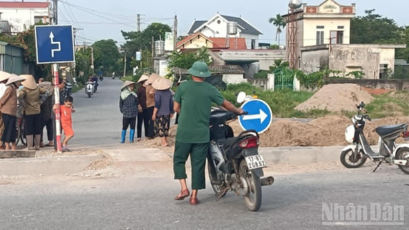 Người dân thôn Phú Lễ Thượng (xã Tân Thuận, tỉnh Hưng Yên) hằng ngày đi lại qua tuyến đường nội xã có dự án đường vành đai phía nam cắt qua.