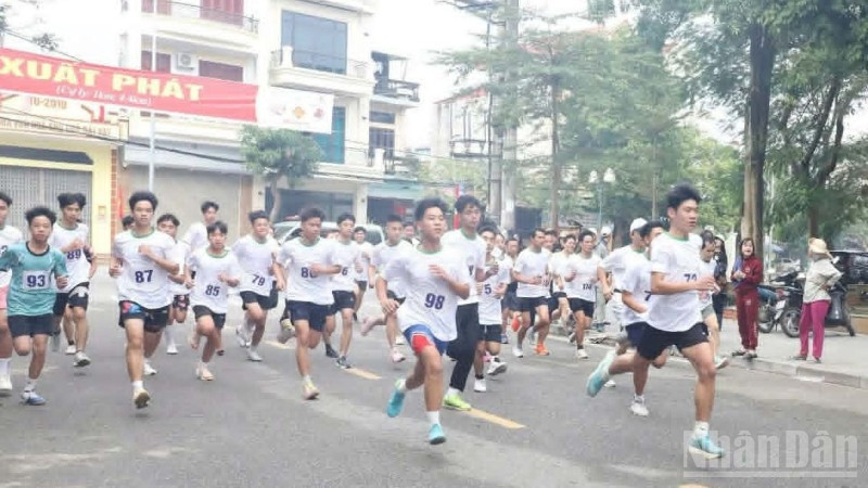 Các vận động viên trên đường chạy việt dã chung quanh công viên Nam Hòa (tỉnh Hưng Yên).