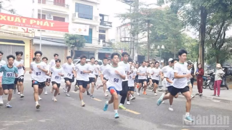 Các vận động viên trên đường chạy việt dã chung quanh công viên Nam Hòa (tỉnh Hưng Yên).