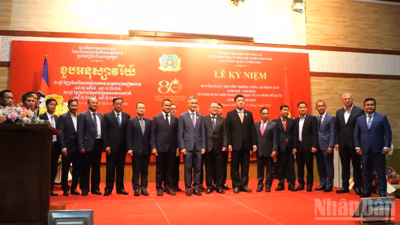 Các đại biểu chụp ảnh lưu niệm tại Lễ kỷ niệm.